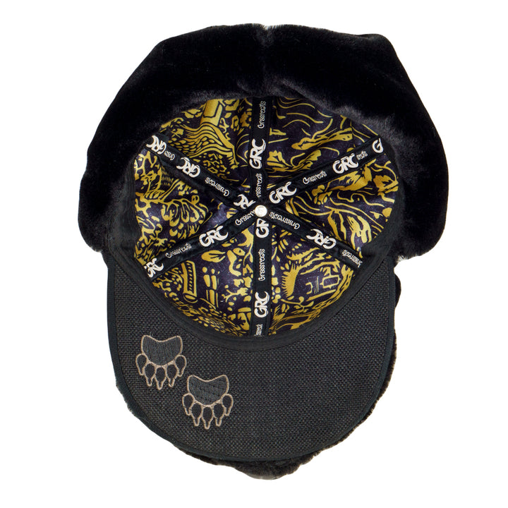 Gorro ajustado con orejeras de piel de oso negro