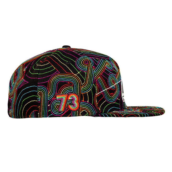 Gorra ajustada con arcoíris en color negro DSOTM V2 de Pink Floyd