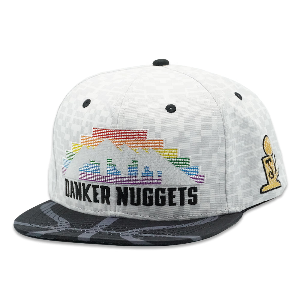 Gorra ajustada blanca con diseño piramidal de Danker Nuggets