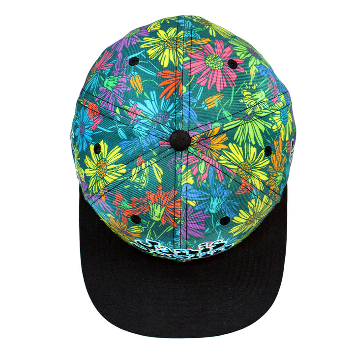 Gorro ajustado con margaritas arcoíris de Janis Joplin