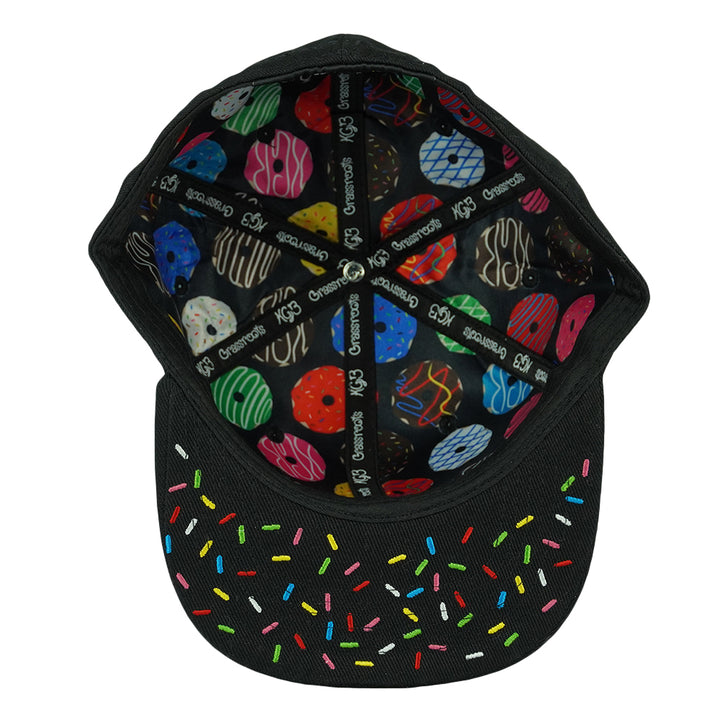 Gorra ajustada negra Decade of Donuts de KGB Glass
