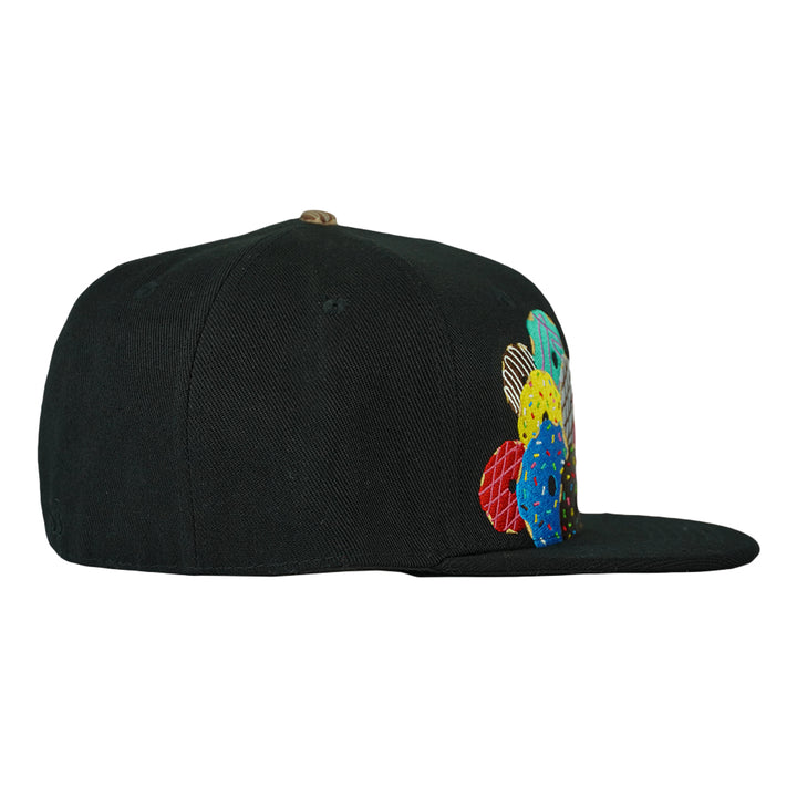 Gorra ajustada negra Decade of Donuts de KGB Glass