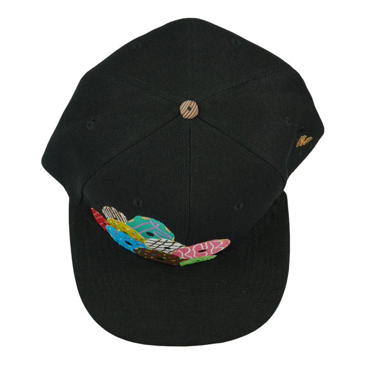 Gorra ajustada negra Decade of Donuts de KGB Glass